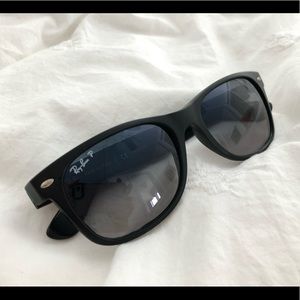 Ray-Ban New Wayfarer Polarized Sunglasses (blue)